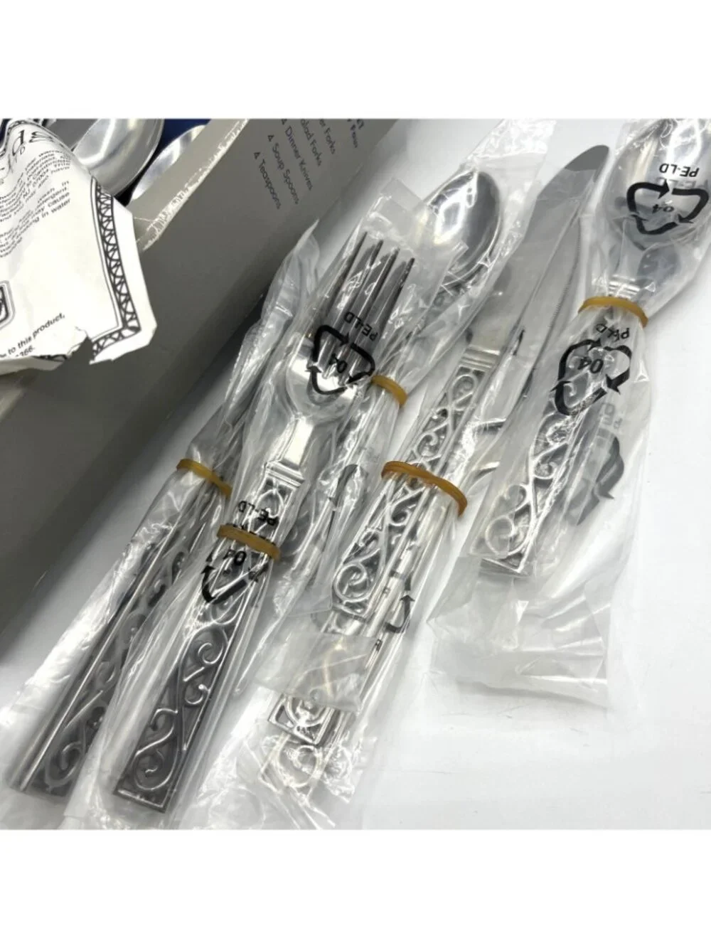 Cambridge Silversmiths Lyon Flatware 20 Piece Service for 4 Fork Knife Spoon